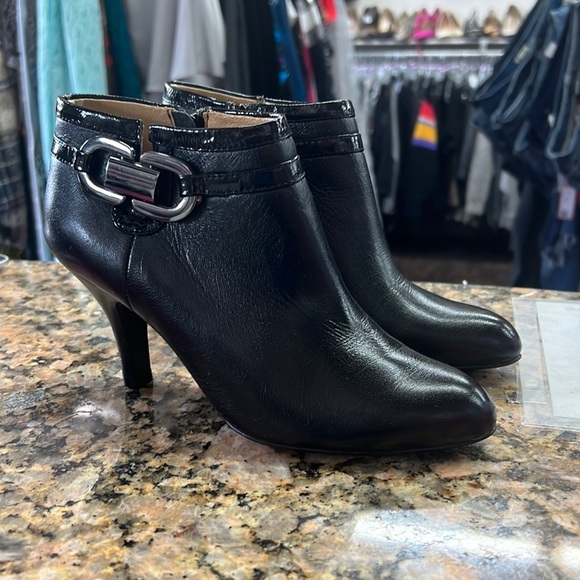 Euro Soft Black Leather Ankle Booties by Sofft Size 5m - Picture 1 of 4